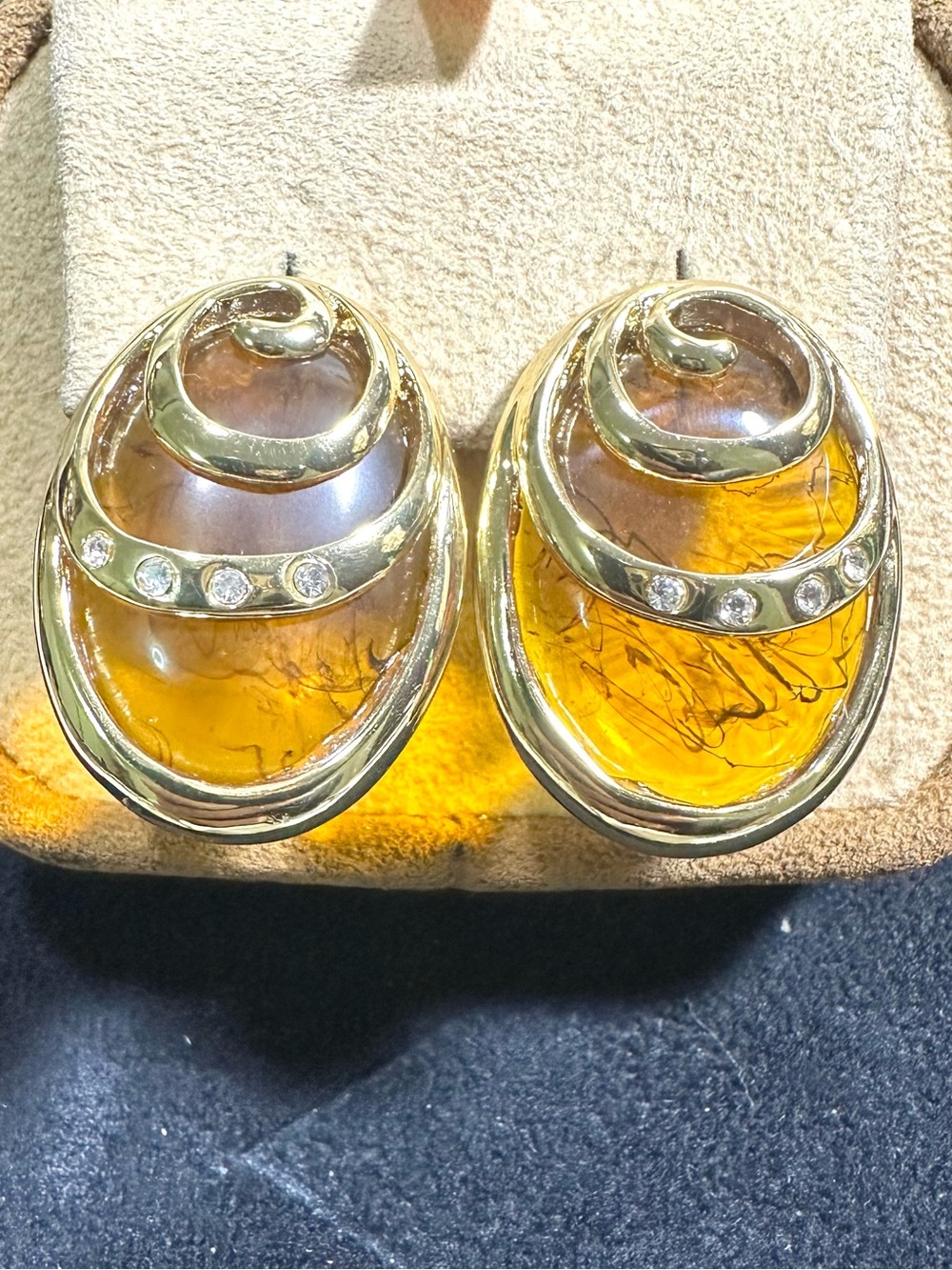 Vtg: Amber Lucite Gold Toned Rhinestone Swirl Earrings